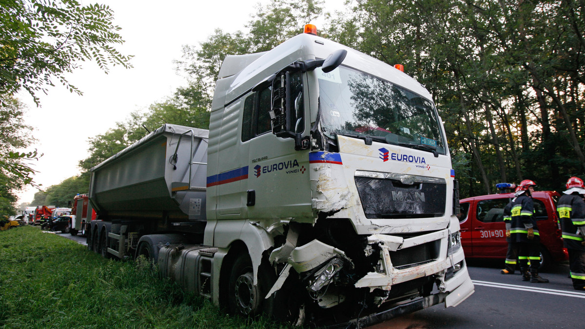Pięć osób zginęło w wyniku zderzenia busa z samochodem ciężarowym w okolicach Czmonia (wielkopolskie) - poinformował rzecznik wielkopolskiej policji Andrzej Borowiak.