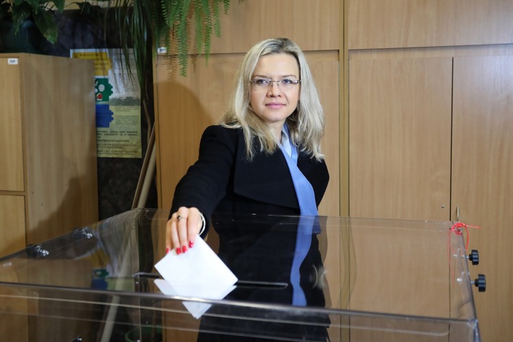 Kandydatka Zjednoczonej Prawicy na prezydenta Krakowa Małgorzata Wassermann podczas głosowania w II turze wyborów samorządowych w Krakowie.