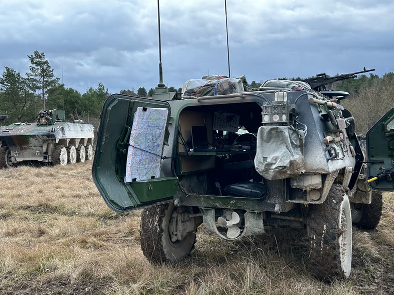 Francuscy żołnierze uczą się korzystać z map i działać bez urządzeń elektronicznych