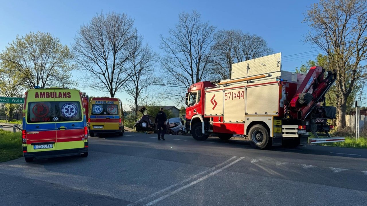 Koszmarny wypadek koło Zduńskiej Woli. Troje dzieci trafiło do szpitala