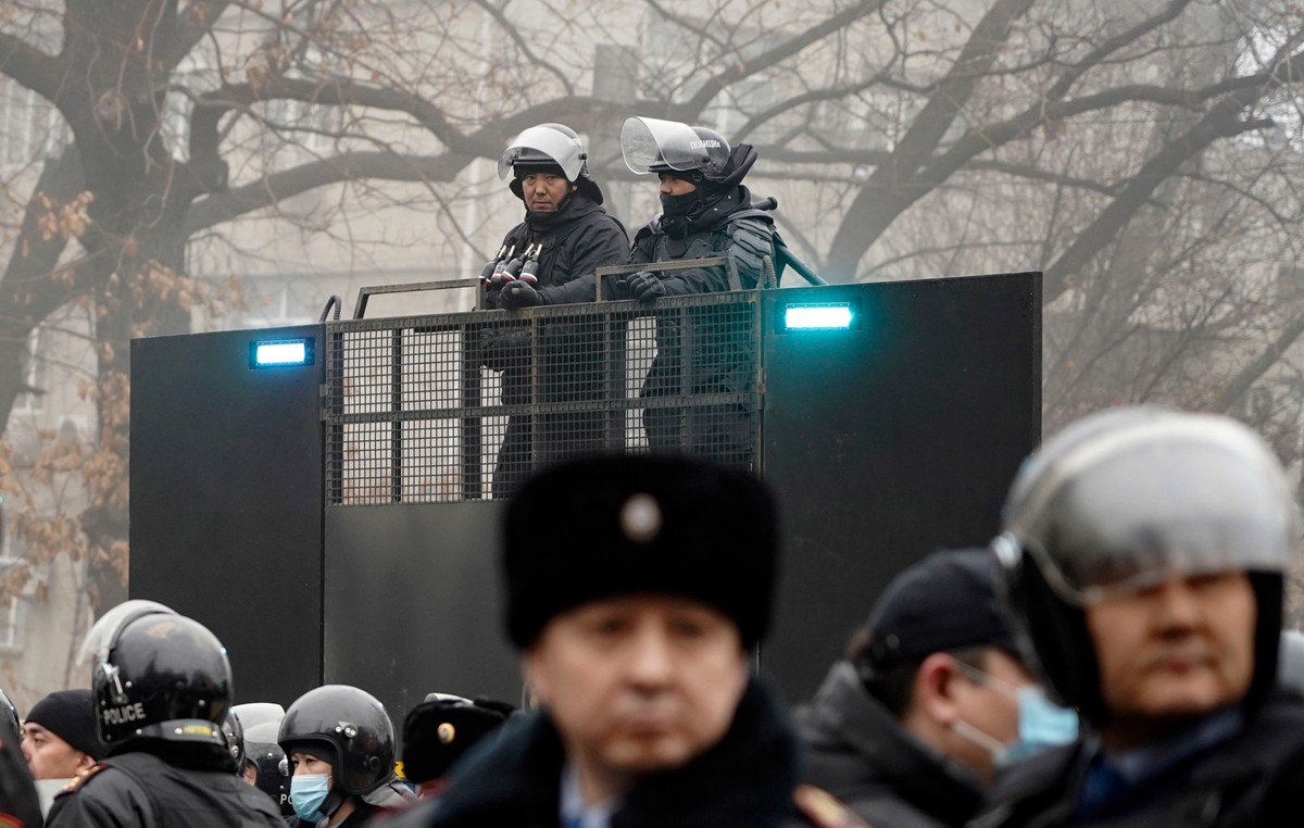 epa09667754 Riot police officers patrol in a street during rally over a hike in energy prices in Almaty, Kazakhstan, 05 January 2022. Protesters stormed the mayor's office in Almaty, as Kazakh President Kassym-Jomart Tokayev declared a state of emergency in the capital until 19 January 2022. EPA/STR Dostawca: PAP/EPA.