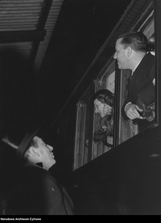 Na zdjęciu: Galeazzo Ciano i Edda Ciano w rozmowie Józefem Beckiem i żegnającymi ich osobami z okna wagonu kolejowego na peronie dworca w Krakowie