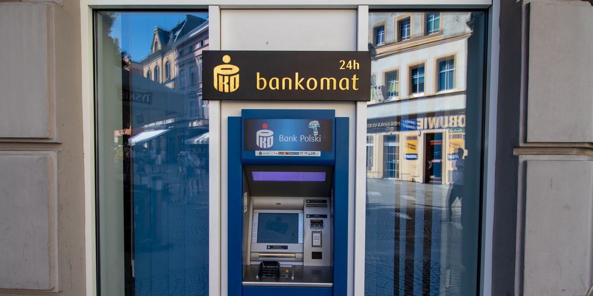 PKO BP umożliwi m.in. wypłaty bez prowizji kartą ze wszystkich bankomatów za granicą oraz za wypłaty Blikiem ze wszystkich bankomatów w Polsce. 