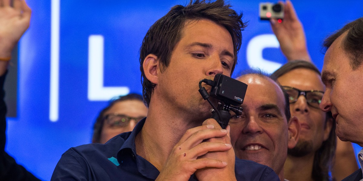 Nick Woodman, prezes GoPro, całuje kamerę swojej firmy podczas debiutu spółki na giełdzie w 2014 roku