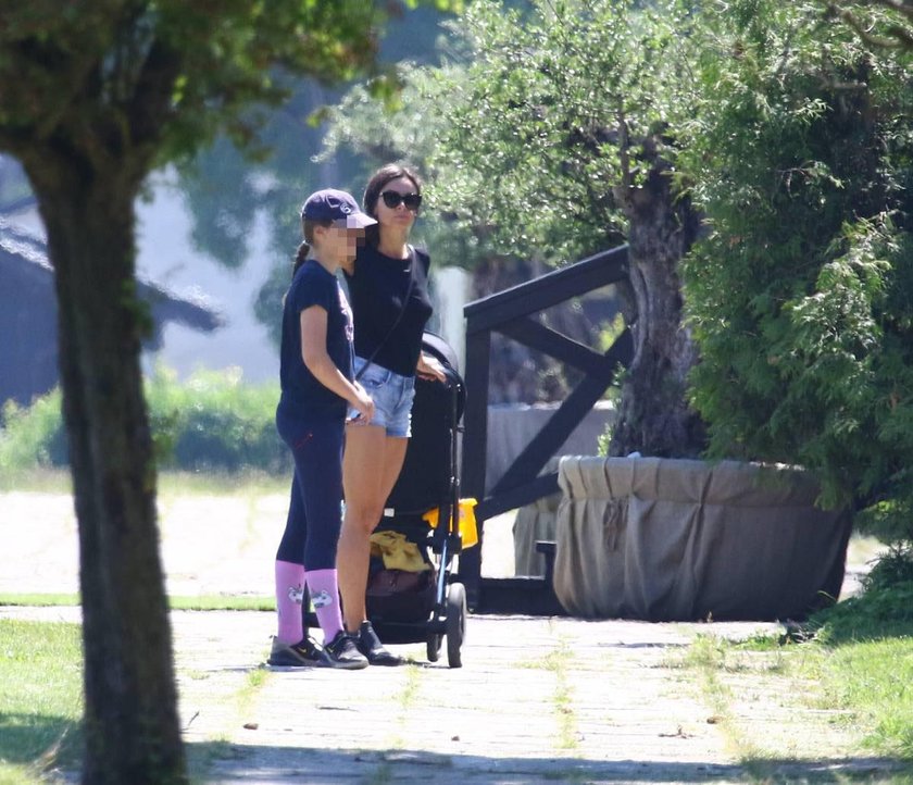 Marta Kaczyńska na spacerze w skąpych szortach