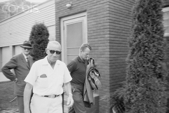 Charles Sweeny (w środku) zmierza na pogrzeb Hemingwaya