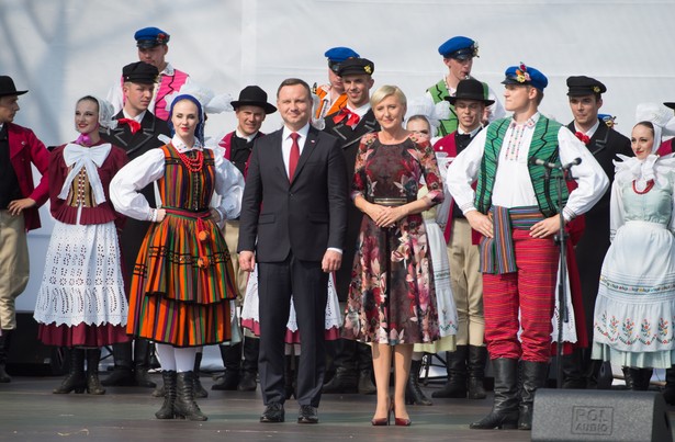 Prezydent RP Andrzej Duda z małżonką Agatą Kornhauser-Dudą podczas Dożynek Prezydenckich w Spale