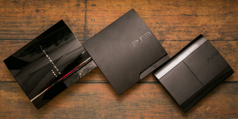 Pierwsze modele PlayStation 3 ważyły ponad 5 kilo i doczekały się miana "Chlebaka". Kolejne były mniejsze i bardziej energooszczędne
