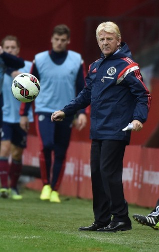 Polak Arkadiusz Milik (L) fetuje z Arturem Jędrzejczykiem (P) strzelenie bramki drużynie Szkocji na 2-2 podczas meczu eliminacyjnego piłkarskich mistrzostw Europy