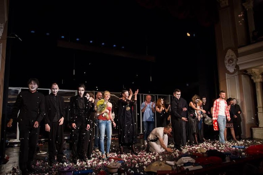 Tradicionalno bacanje cveća na pozornicu Narodnog pozorišta u Somboru