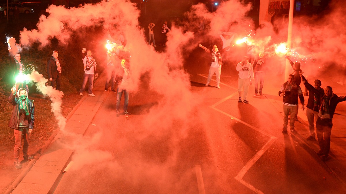 Do groźnego zdarzenia doszło podczas fety z okazji zdobycia mistrzostwa Polski przez Legię Warszawa. W trakcie przemarszu ze stadionu na plac Zamkowy ranna została 9-letnia dziewczynka. – Została uderzona w głowę petardą. Trafiła do szpitala, gdzie lekarze zszyli jej ranę – informują policjanci, podkreślając, że dziecko na marsz zabrali jego rodzice.