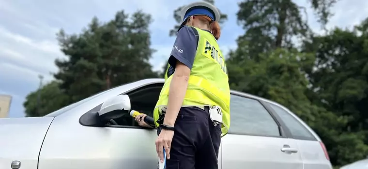 Policjanci odebrali mu prawo jazdy. W aucie nie było blokady