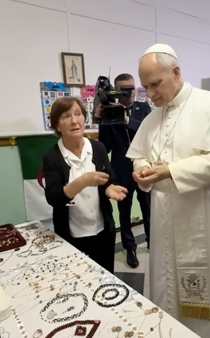 Pápež vyberal v Alžírsku darček pre neter.