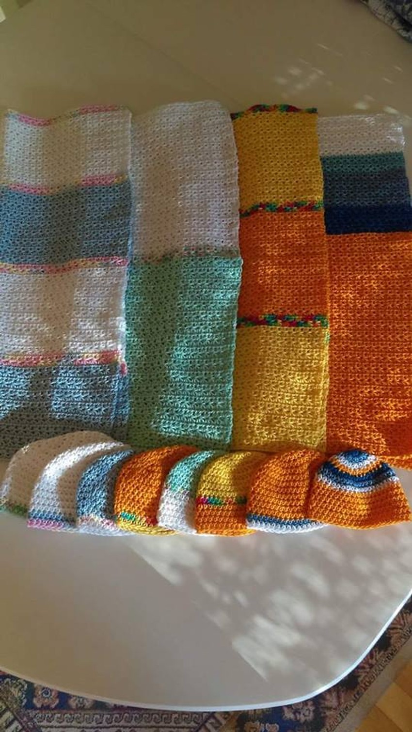 Pored hobotnica heklaju i ćebad i kapice za bebe