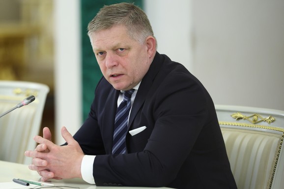 (VIDEO) Ulazi u ledenu vodu i pliva sa psom: Fico objavio snimak povodom druge godišnjice atentata