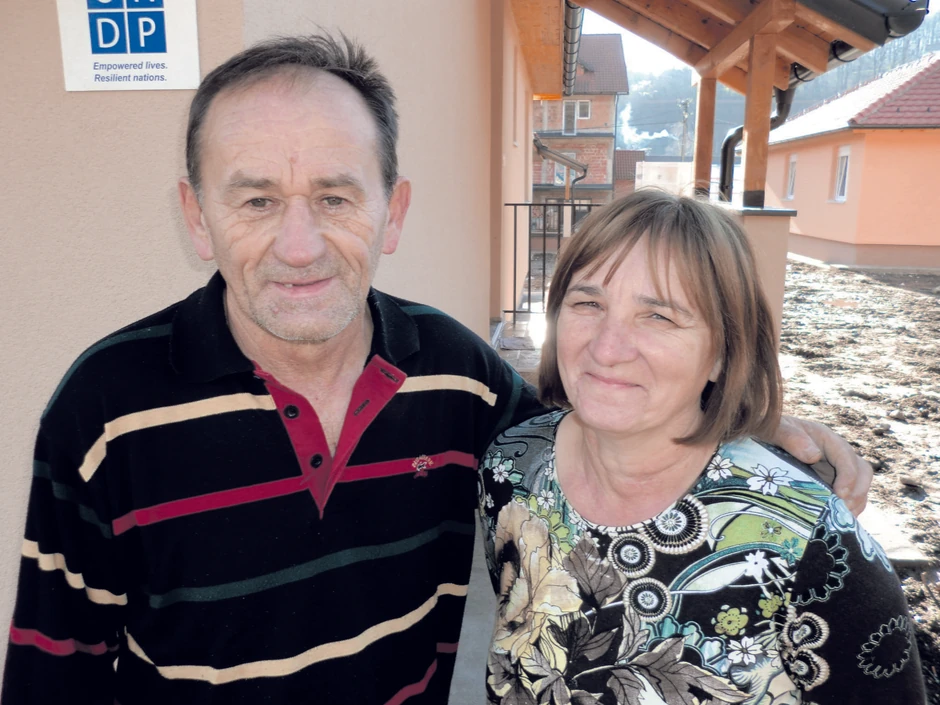 Radivoje i Verica ispred nove kuće