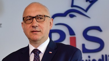 Ambasadorzy w Polsce wyrażają poparcie dla LGBT. Joachim Brudziński pisze w odpowiedzi o "oddawaniu sierot do adopcji parom homoseksualnym"