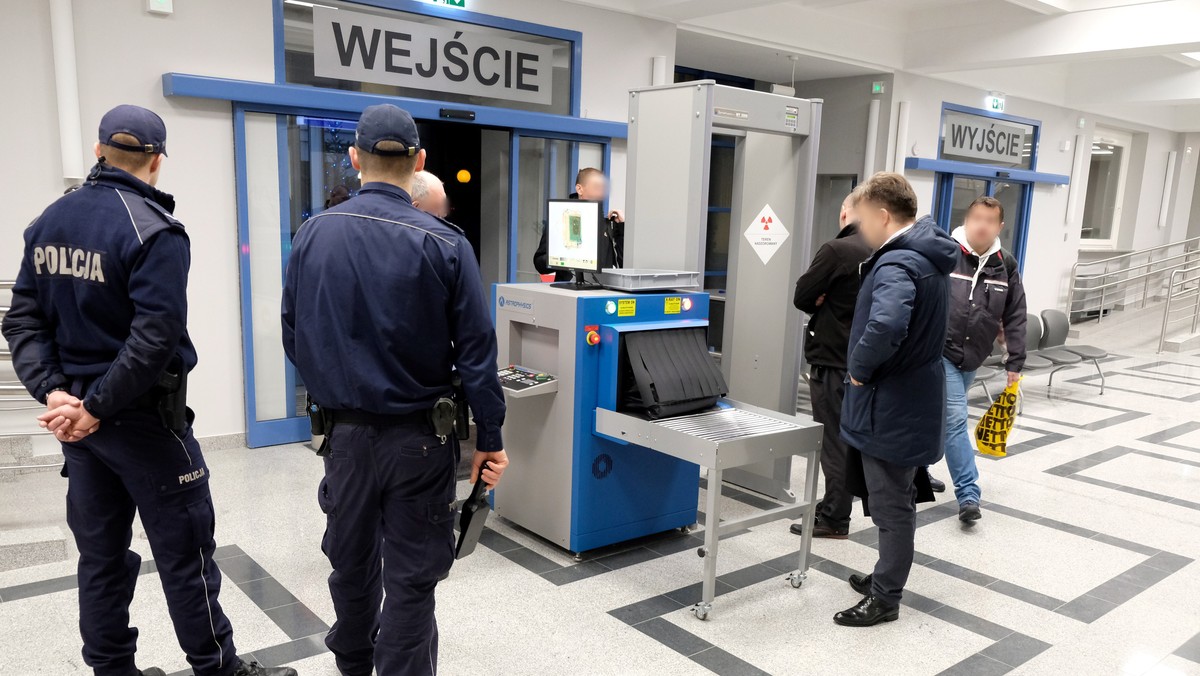 Dzisiaj o 9 przed Sądem Okręgowym w Poznaniu rozpoczął się proces Adama Z. oskarżonego o zabójstwo Ewy Tylman. Mężczyzna nie przyznaje się do zarzucanego mu czynu. Za zabójstwo grozi mu kara do 25 lat więzienia lub dożywocie.