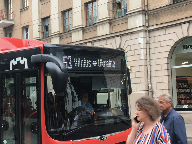 Autobusy gonią po mieście z „Vilnius ♥ Ukrainą” na tablicach