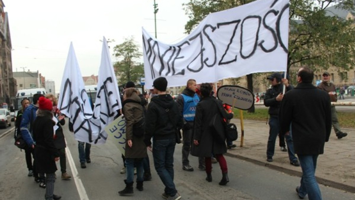 Z grona uczestników Marszu Równości wyproszono członków Młodzieży Wszechpolskiej idących z transparentem "Stop dyktaturze mniejszości" - informuje portal mmpoznan.pl.