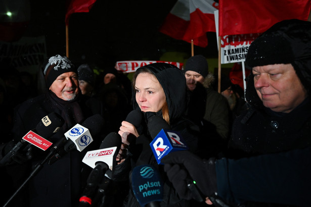 Żona Mariusza Kamińskiego Barbara Kamińska oraz poseł PiS Marek Suski podczas protestu w Radomiu