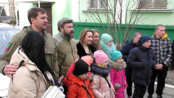 Konstantin Małofiejew i Marija Lwowa-Biełowa z ukraińskimi dziećmi w Donbasie