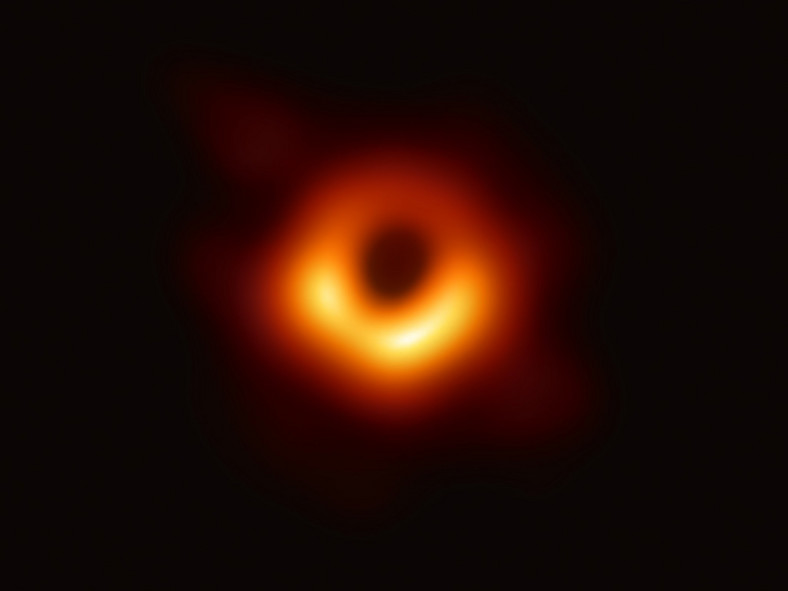 Pierwsze zdjęcie czarnej dziury, które opublikowano w 2019 r. 