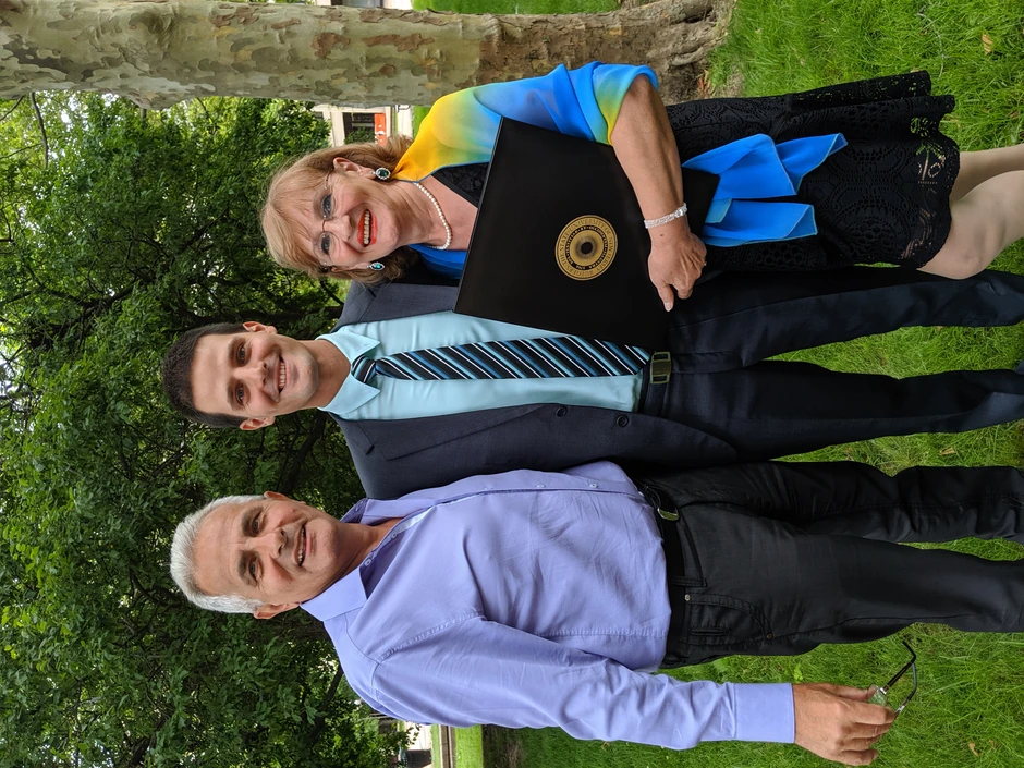 Rastko Rakočević sa roditeljima na dodeli specijalističke diplome