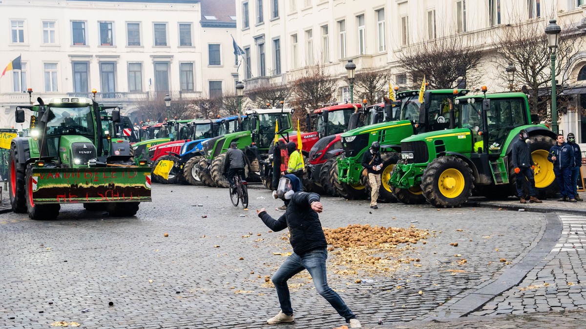 Belgijski poljoprivrednici sa 50 traktora blokirali ulaz na aerodrom Ostende