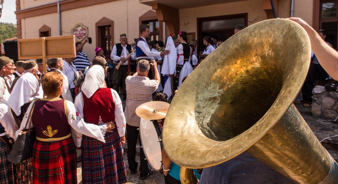 I svadbe u Srbiji gotovo da su nezamislive bez pucnjave – to je deo tradicije kojoj se mnogi protive