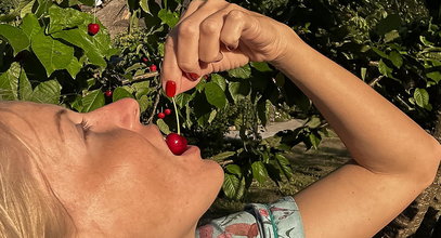 Edyta Pazura poluje na czereśnie w bikini eksponującym pośladki. Fani oniemieli [ZDJĘCIA]