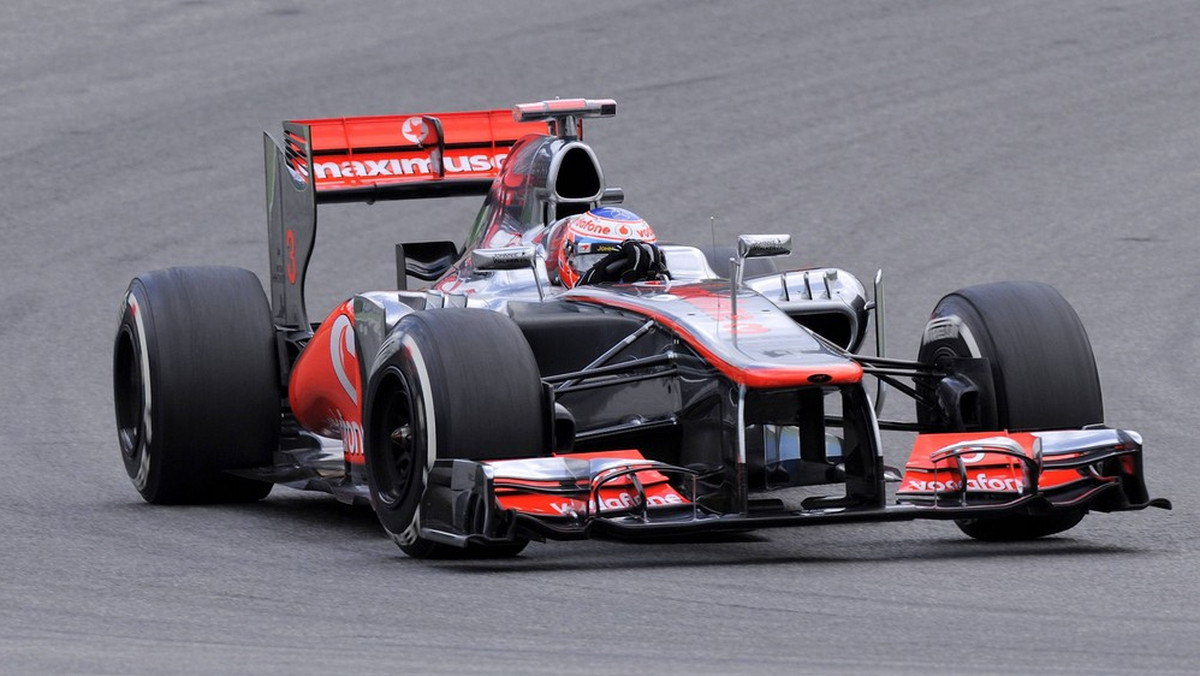 Kierowcy McLarena nie liczą się już w walce o mistrzowski tytuł, ale ich piątkowa forma sugeruje, że w Grand Prix Abu Zabi obaj mogą powalczyć o zwycięstwo z Sebastianem Vettelem. Lewis Hamilton był najszybszy w pierwszym treningu, a w drugim ustąpił liderowi punktacji o zaledwie 0,1 sekundy.