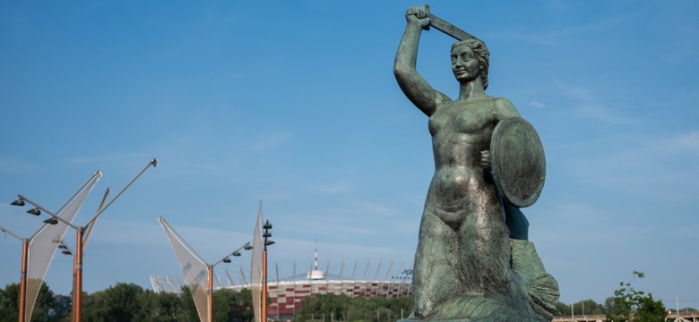 Oblały farbą pomnik warszawskiej Syrenki. Są zarzuty dla aktywistek Ostatniego Pokolenia