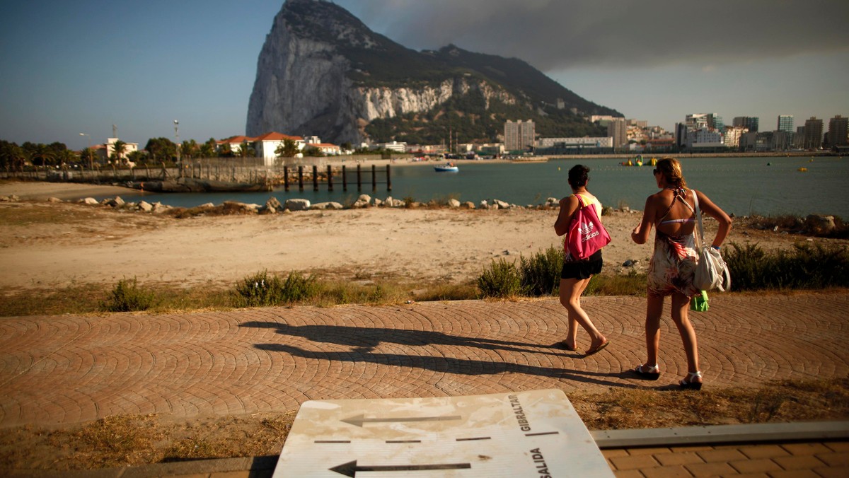 Trwa konflikt między Hiszpanią a Gibraltarem. Madryt zarzucił władzom półwyspu nielegalną budowę osiedli i plaż. Okazuje się jednak, że kamienie i piasek potrzebne na zrealizowanie tych projektów są sprzedawane Gibraltarowi przez hiszpańskie firmy.