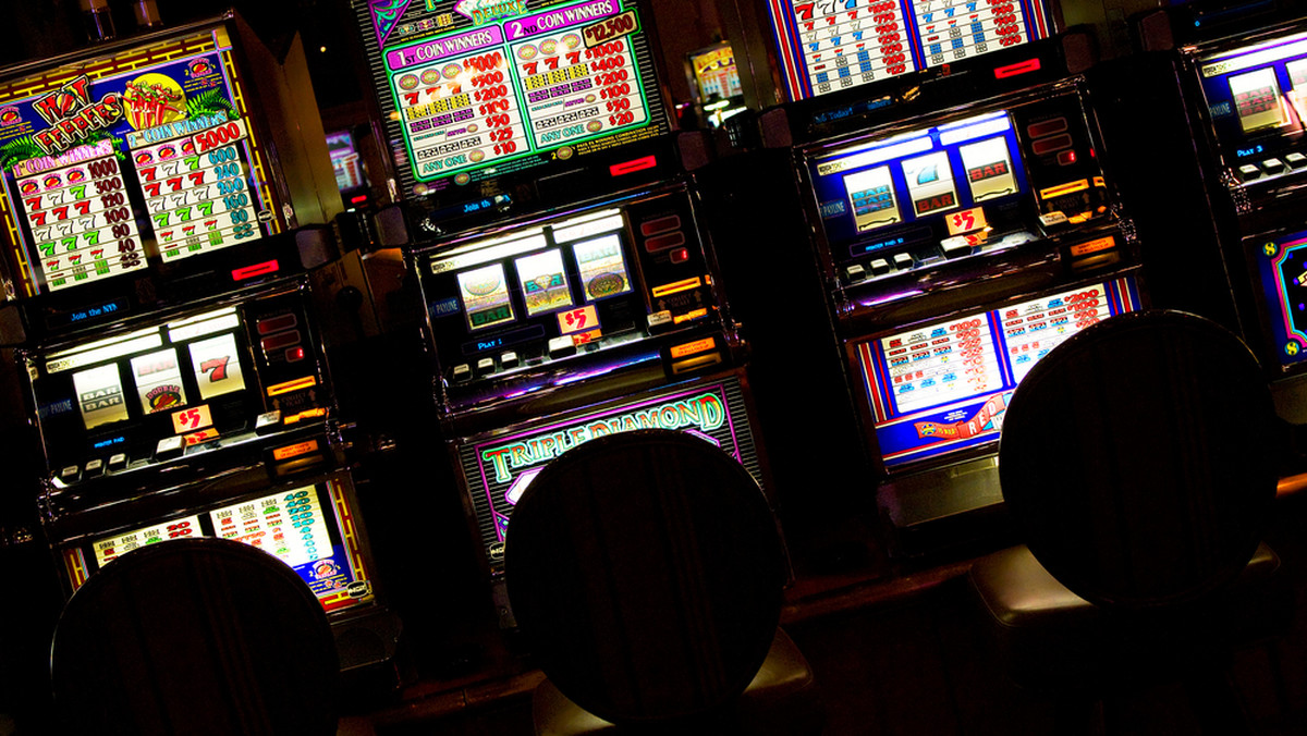 Sądy oddalają pozwy spółek hazardowych o odszkodowania za zajęte przez celników automaty, skuteczne są także działania wobec firm, które udostępniają miejsce na maszyny do gier. W efekcie jednorękich bandytów jest o 60 proc. mniej niż w 2009 r., przekonuje MF.