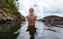 Pijane nastolatki kąpały się nago w jeziorze. 'Chciały spełnić swoje marzenie'