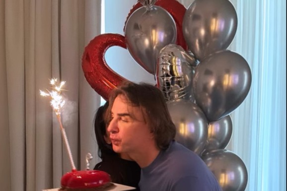 (VIDEO) VELIKO SLAVLJE U DOMU ŽELJKA MITROVIĆA Stigla torta u obliku srca, svuda baloni, Milica ga grli: "Ti si moja snaga kada posustanem"