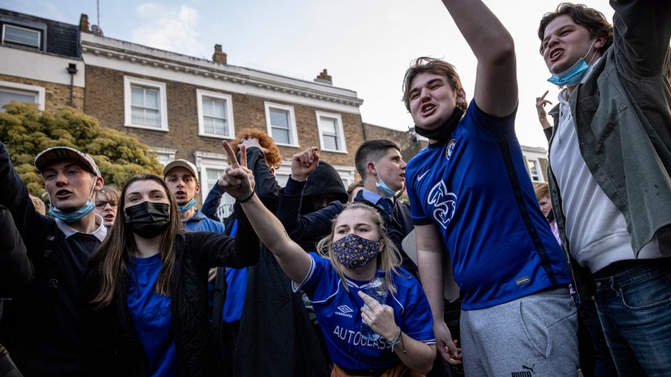 Kibice Chelsea na protestach pod Stamford Bridge