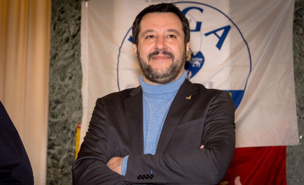 Salvini z różańcem na wiecu wyborczym. Watykan przestrzega przed takimi gestami