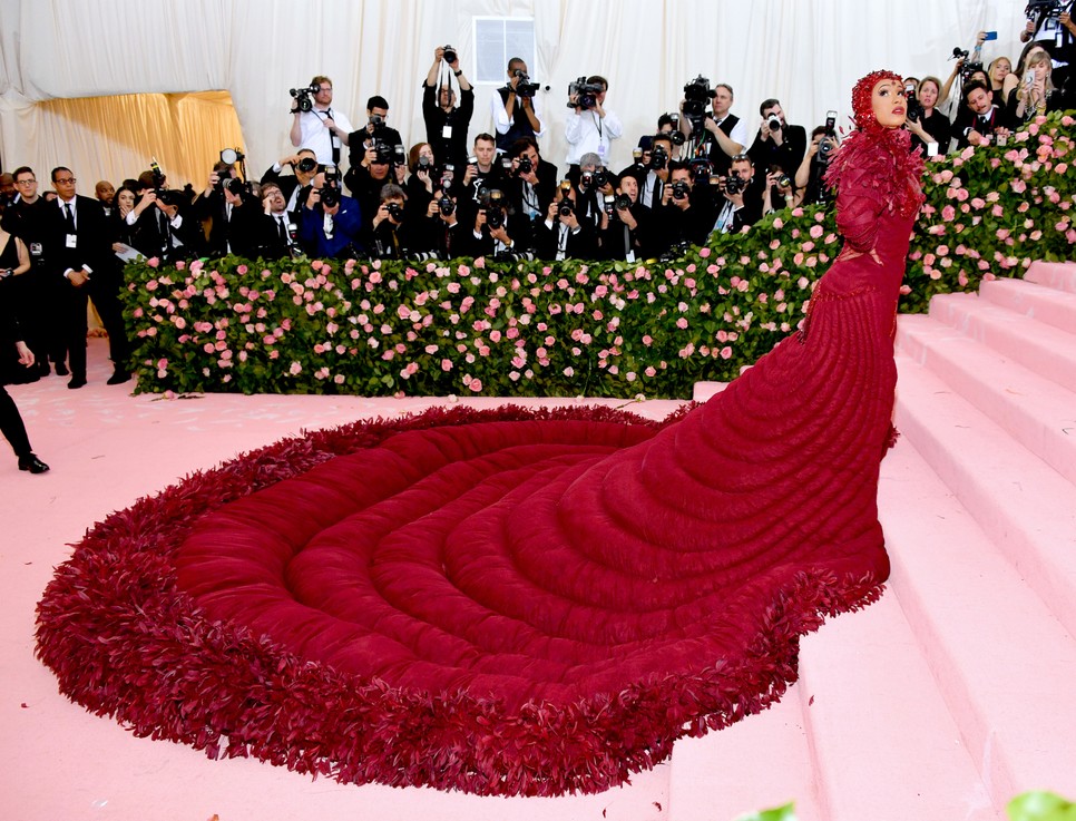 Cardi B lefektette a 2019-es Met-gála vörös szőnyegét ezzel a Thom Browne estélyivel
