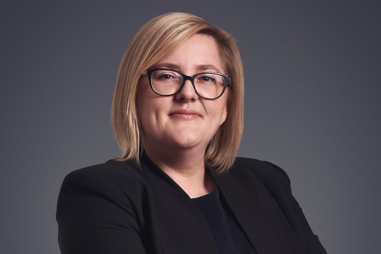 <strong>5. Marta Burgiel-Bosak</strong>
<br></br>
Specjalizuje się w prawie gospodarczym, ze szczególnym uwzględnieniem prawa rynku kapitałowego, z którym jest związana od początku kariery zawodowej. W ostatnim czasie obroniła z wyróżnieniem pracę doktorską na Wydziale Prawa i Administracji UJ, która została uznana w październiku b.r. za najlepszą pracę doktorską z zakresu regulacji rynku finansowego (Nagroda Przewodniczącego KNF).