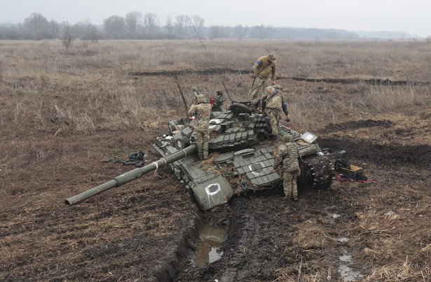 Rosyjski czołg w odbitej przez Ukraińców wsi Nowa Basan