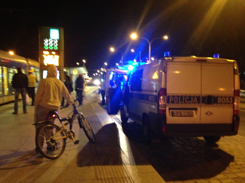 Policja i karetka na pętki tramwajowej na wrocławskim Gaju