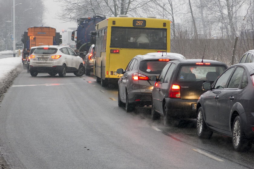 Katowice. Znaki informujące o jeździe na tzw. suwak