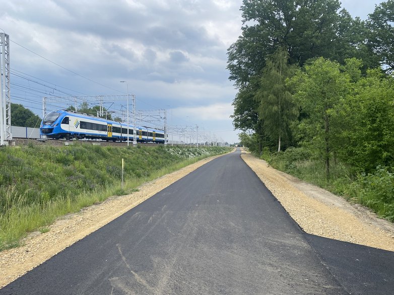 Nowa droga wzdłuż linii kolejowej w Zabrzegu i Ligocie - 6.06.2022 - autor: mp / czecho.pl; roba25