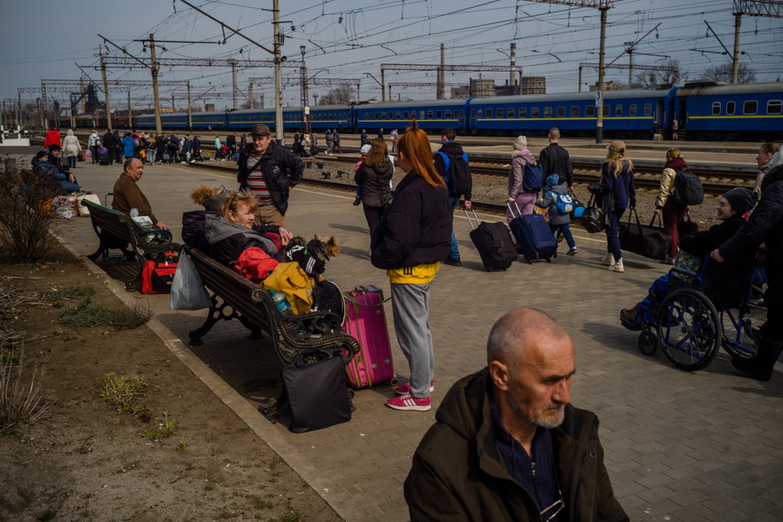 Ludzie czekający na ewakuację z Kramatorska. Zdjęcie wykonane przed atakiem na dworzec 30 marca 2022 r. 