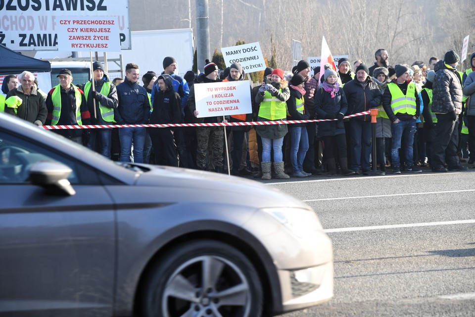 Blokada zakopianki w Krzyszkowicach, w ramach akcji "Wyjdźmy na pasy. Chcemy bezpiecznie żyć"