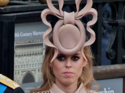 Internauci toczą zażarty bój o kapelusz księżniczki.