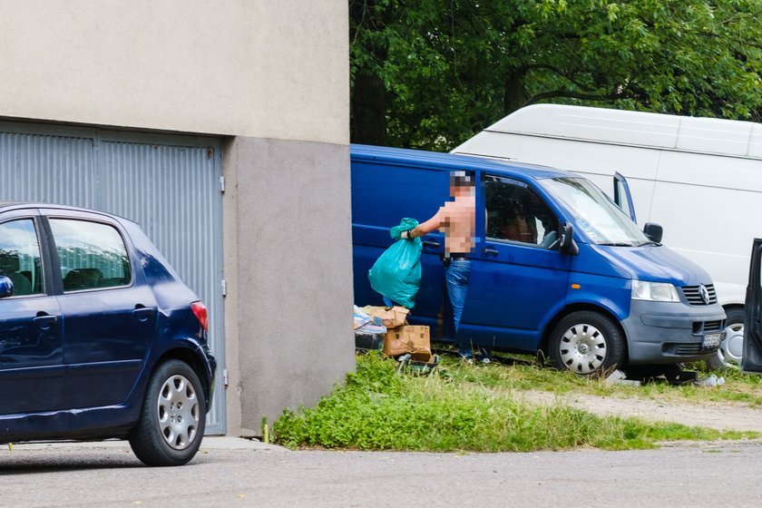 Śledczy szukają dowodów zbrodni w pozostałych autach samobójcy