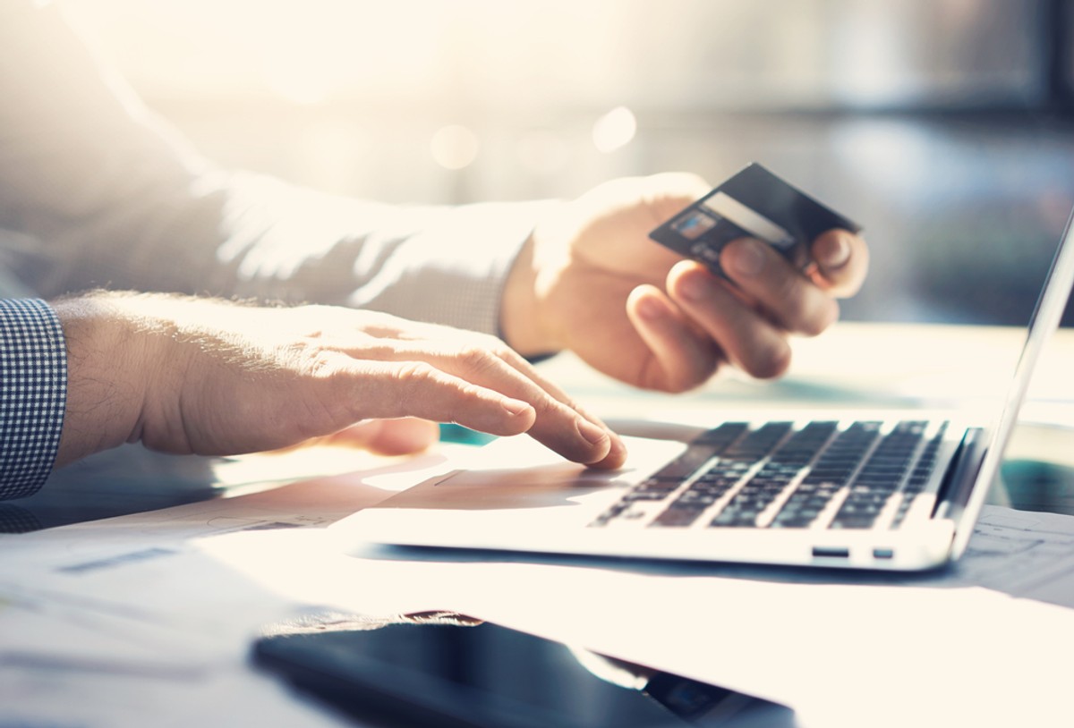 Dlaczego Polacy zabierają środki z banków? Ekspert: To efekt silnego wzrostu konsumpcji